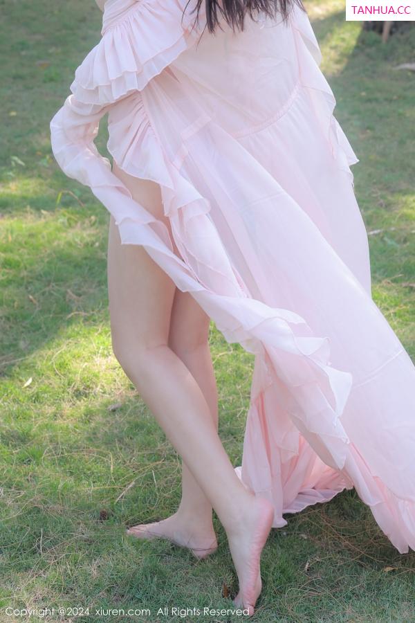   [XiuRen]高清写真图 2024.01.23 No.8007 小薯条nienie 户外美腿第2张图片